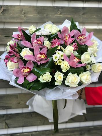 Букет цветов из: Розы и Хризантемы в Посёлок Комбината Стройматериалов-1