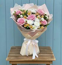 Букет цветов из:  Гвоздики, Орхидеи и Розы в Посёлок Комбината Стройматериалов-1