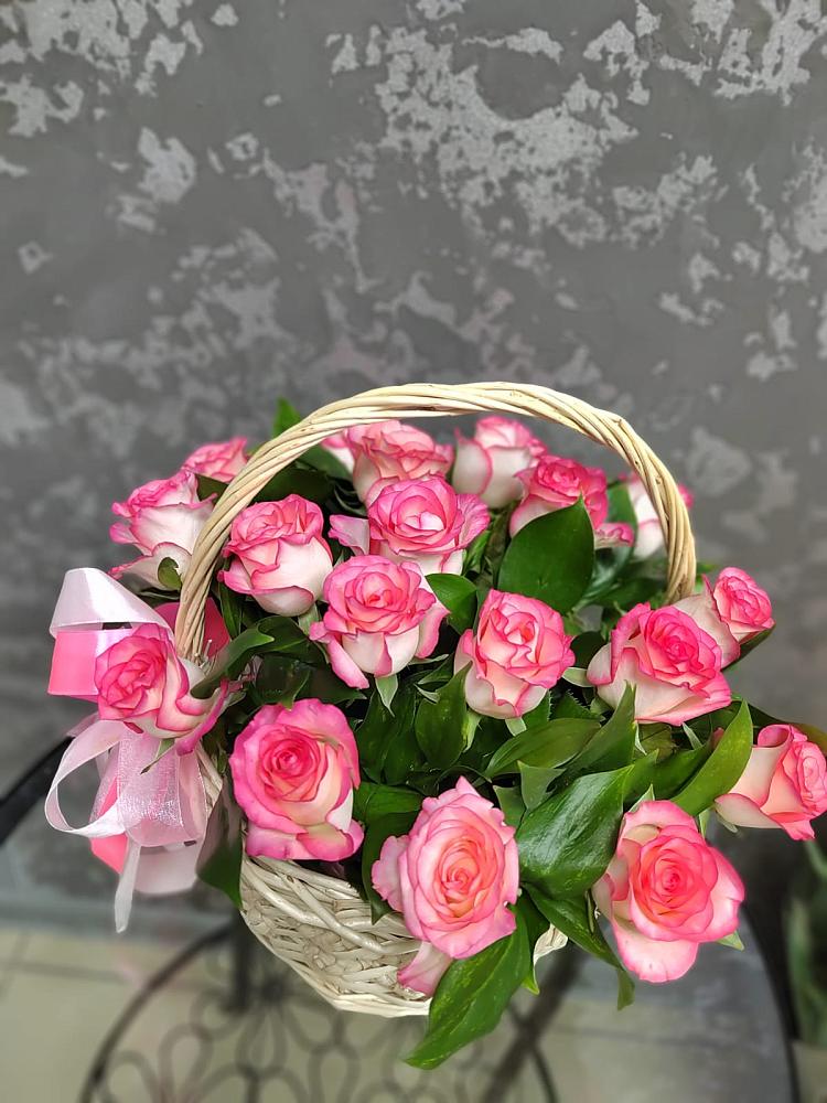 Цветочная композиция из Розы в корзине в Посёлок Комбината Стройматериалов-1