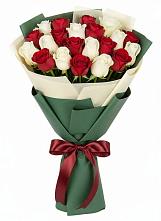 Букет Микс из красных и белых роз в Посёлок Комбината Стройматериалов-1