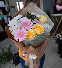 Букет цветов из:  Герберы, Розы и Хризантемы в Посёлок Комбината Стройматериалов-1