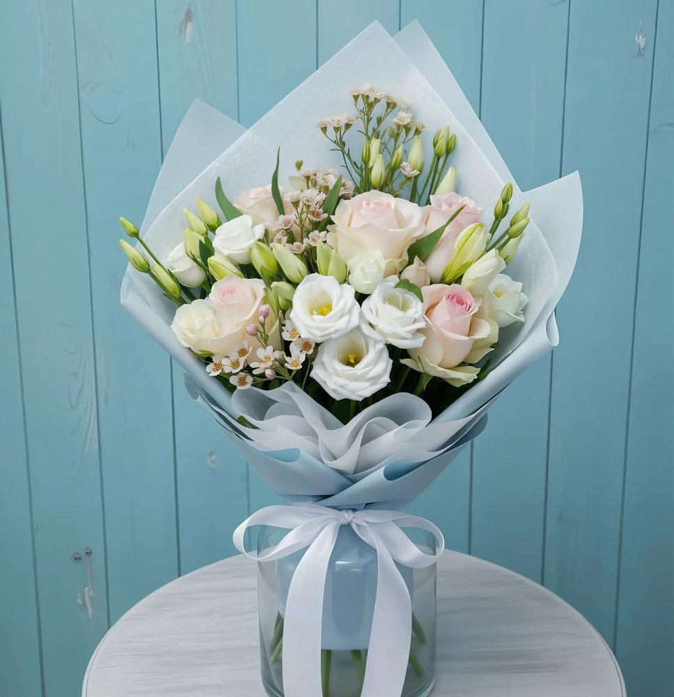 Букет цветов из: Розы и Лизиантусы в Посёлок Комбината Стройматериалов-1