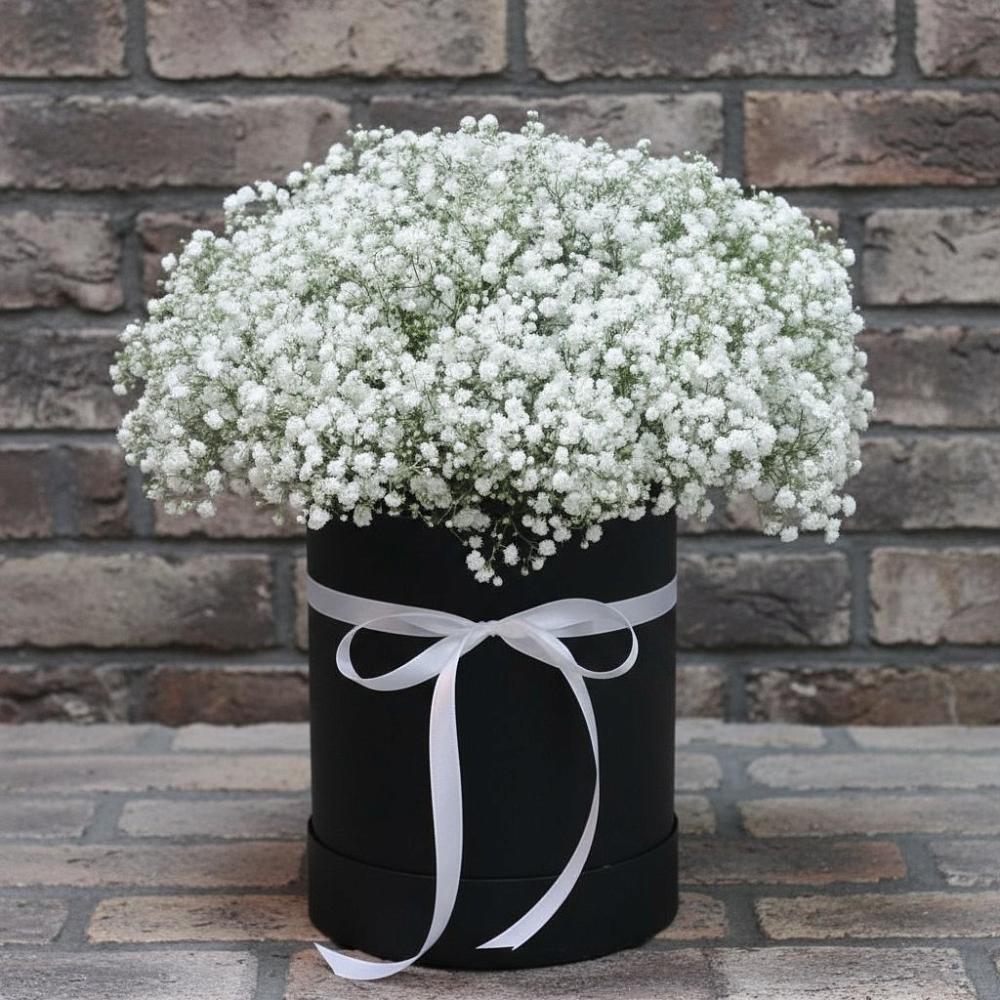 Цветочная композиция из Гипсофила в шляпной коробке в Посёлок Комбината Стройматериалов-1