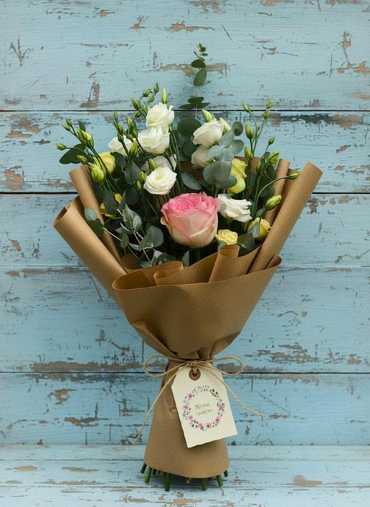 Букет цветов из: Розы и Лизиантусы в Посёлок Комбината Стройматериалов-1