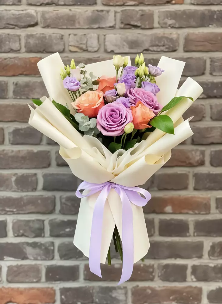 Букет цветов из: Лизиантусы и Розы в Посёлок Комбината Стройматериалов-1