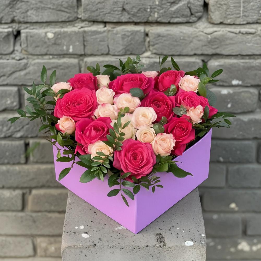 Цветочная композиция из Розы в коробке в Посёлок Комбината Стройматериалов-1