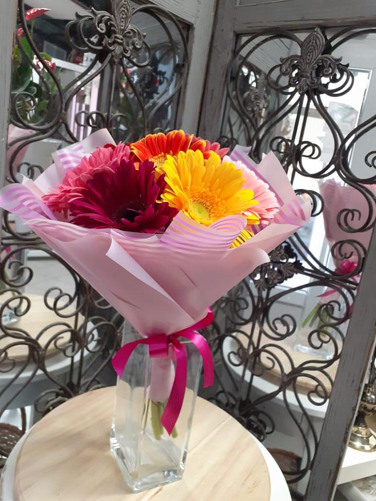 Букет цветов из: Герберы в Посёлок Комбината Стройматериалов-1