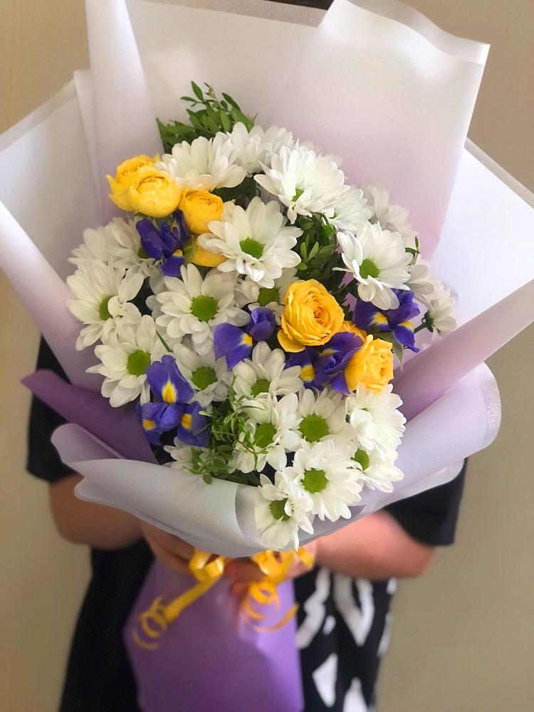 Букет цветов из: Ирисы, Хризантемы и Розы в Посёлок Комбината Стройматериалов-1