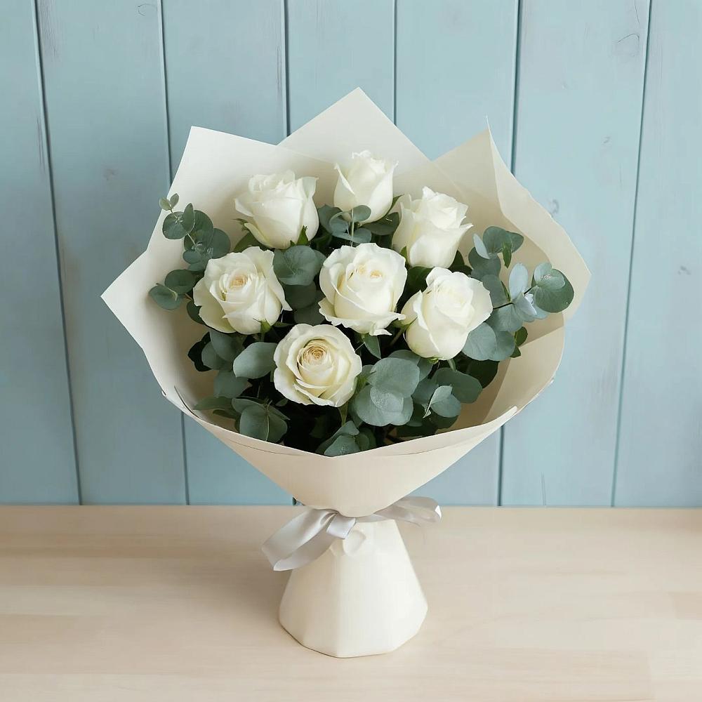 Букет Белые розы в Эвкалипте в Посёлок Комбината Стройматериалов-1
