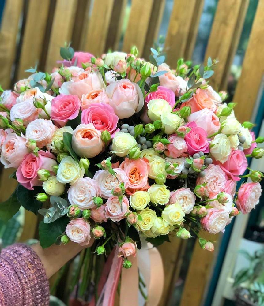 Букет цветов из: Розы в Посёлок Комбината Стройматериалов-1