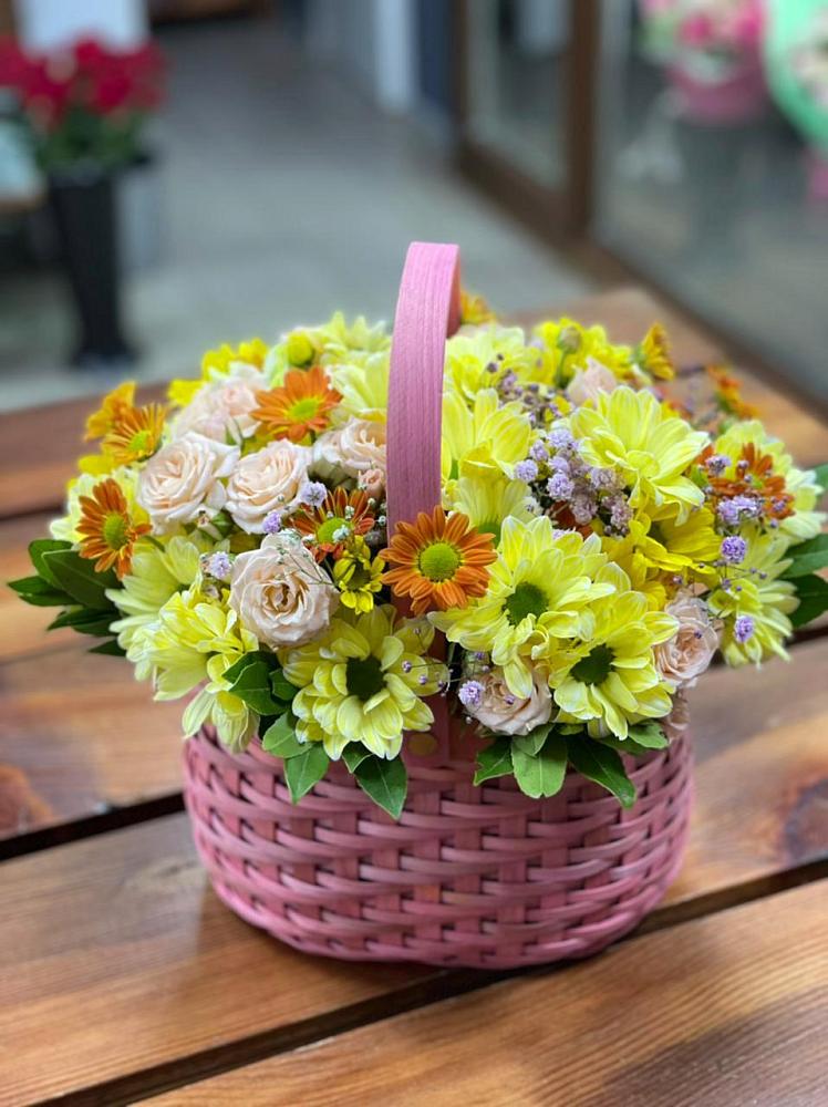 Цветочная композиция из Хризантемы и Розы в корзине в Посёлок Комбината Стройматериалов-1