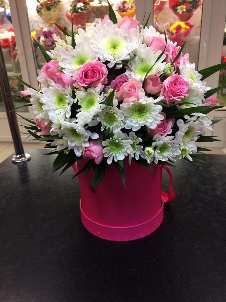 Цветочная композиция из Розы и Хризантемы в шляпной коробке в Посёлок Комбината Стройматериалов-1