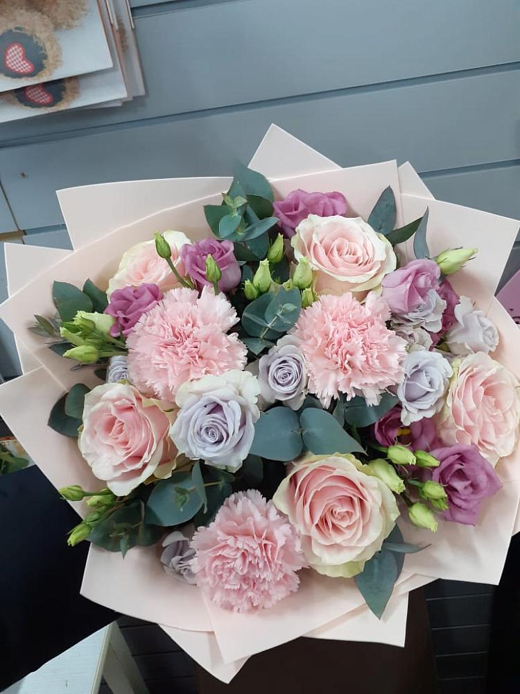 Букет цветов из: Розы, Гвоздики и Лизиантусы в Посёлок Комбината Стройматериалов-1