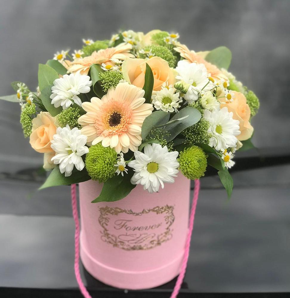 Цветочная композиция из Розы, Герберы и Хризантемы в шляпной коробке в Посёлок Комбината Стройматериалов-1