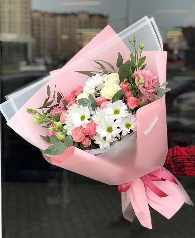 Букет цветов из: Розы, Лизиантусы и Хризантемы в Посёлок Комбината Стройматериалов-1