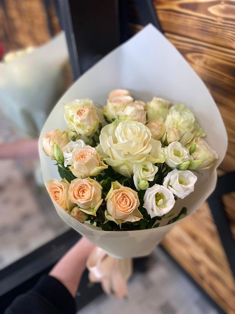 Букет цветов из: Розы и Лизиантусы в Посёлок Комбината Стройматериалов-1