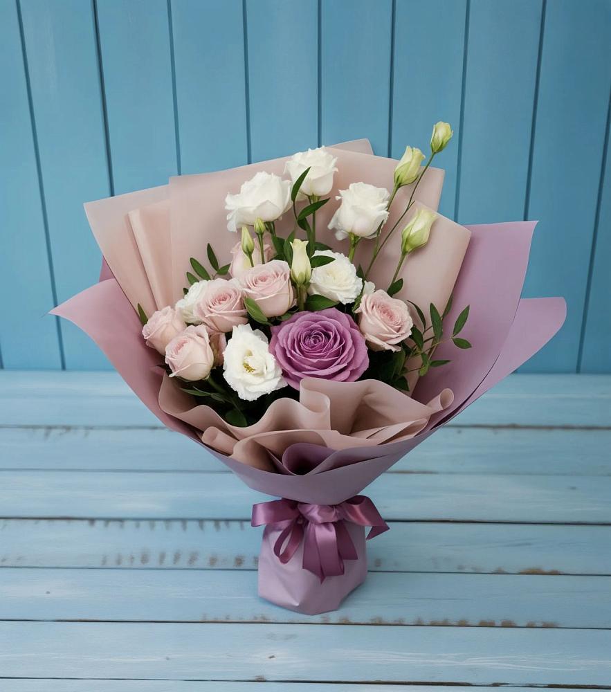 Букет цветов из: Розы и Лизиантусы в Посёлок Комбината Стройматериалов-1